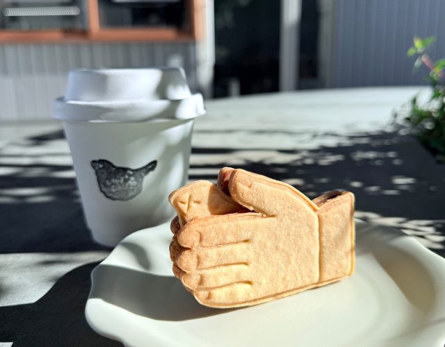 珈琲と文鳥：手に幸せ文鳥クッキーサンド